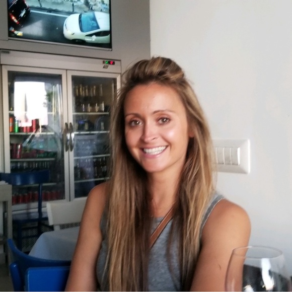 Meet your Posher, Caroline - Picture 1 of 3